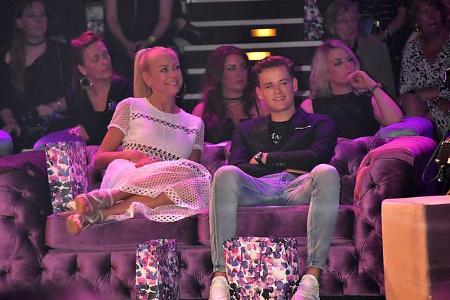 ...bei so einer bequemen Front Row ist es auch schwer, nicht entspannt die neueste Mode von Guido anzuschauen. Jenny Elvers ...