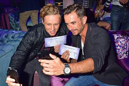 ...Matthias Schweighöfer und Florian Silbereisen miteinander tratschten und Selfie-Faxen trieben. Ein ungewöhnliches Gespann...