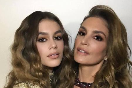 Cindy Crawford scheint nicht nur ihr Aussehen, sondern auch ihren tollen Modegeschmack an Tochter Kaia Gerber vererbt zu hab...