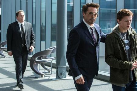 Peter Parker (Tom Holland) in Begleitung seines Mentors Tony Stark (Robert Downey Jr., Mitte) und Happy Hogan (Jon Favreau)