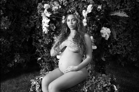 Doch nicht nur farbenfrohe Aufnahmen sind dabei, sondern auch Schwarz-Weiß-Fotografien. Beyoncé zeigt sich wie eine Königin ...