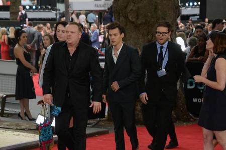 ...als Moviestar auf einem roten Teppich. In London gab's die Weltpremiere des Kriegsdramas und Harry erschien in Begleitung...