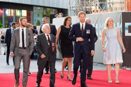...'Dunkirk'-Premiere wollte sich aber ein Kerl Zutritt zu den Stars verschaffen - denn Promis kamen zahlreich. Nicht nur Ha...