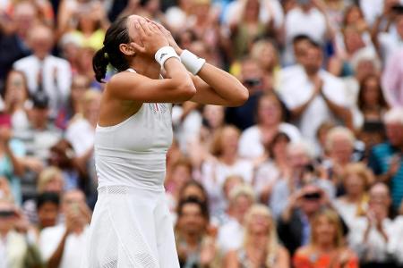 Nach dem Matchball schlägt Garbine Muguruza ungläubig die Hände vor dem Gesicht zusammen.