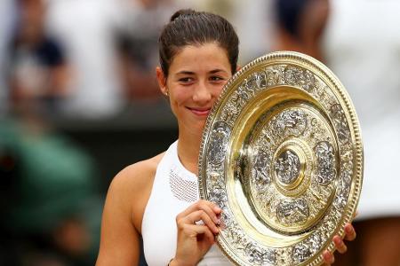 Mit einem Grinsen von London bis Madrid nimmt Garbine Muguruza die weltberühmte Trophäe auf dem Centre Court entgegen.