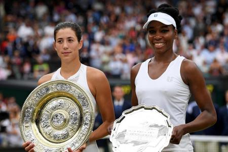 Wenige Minuten nach der Niederlage kann auch Venus Williams schon wieder lächeln.