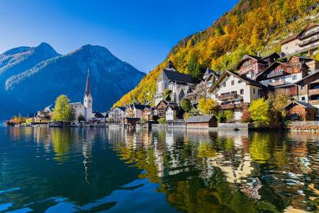 Am Hallstätter See in Österreich liegt der kleine Ort Hallstatt mit seinen rund 800 Einwohnern. Gemeinsam mit dem Dachstein ... Am Hallstätter See in Österreich liegt der kleine Ort Hallstatt mit seinen rund 800 Einwohnern. Gemeinsam mit dem Dachstein ...