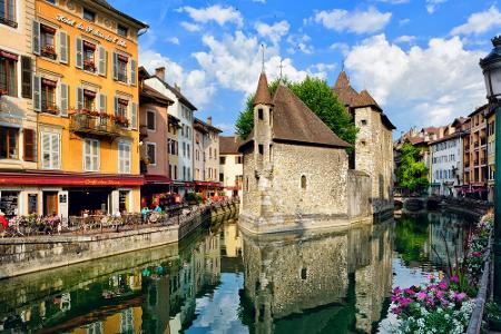 Der Luftkurort Annecy in Frankreich liegt 40 km südlich von Genf und wurde 2012 zur Alpstadt des Jahres gekürt. Im Stadtkern...