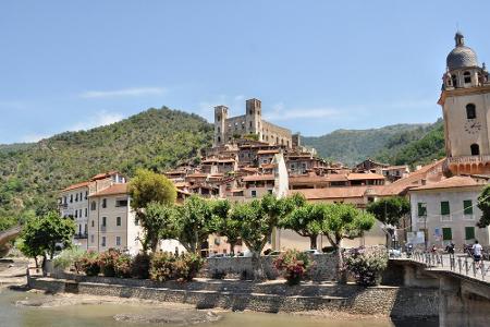 Das Castello dei Doria thront über der kleinen italienischen Gemeinde Dolceacqua. Mit seinen nur 2000 Einwohnern ist der Ort...