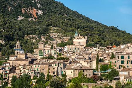 Mallorca hat viel mehr zu bieten als Palma und Ballermann. An der Nordwestküste liegt Valldemossa, ein kleiner Ort mit knapp...