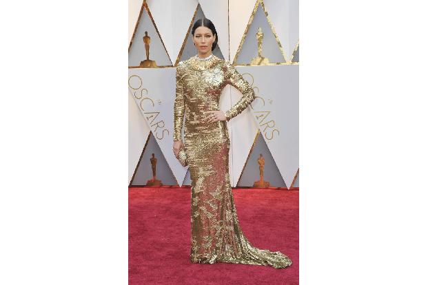 ...Silber oder Gold - Hauptsache metallisch ist die Devise. Auch Hollywoodstar Jessica Biel entschied sich bei den diesjähri...