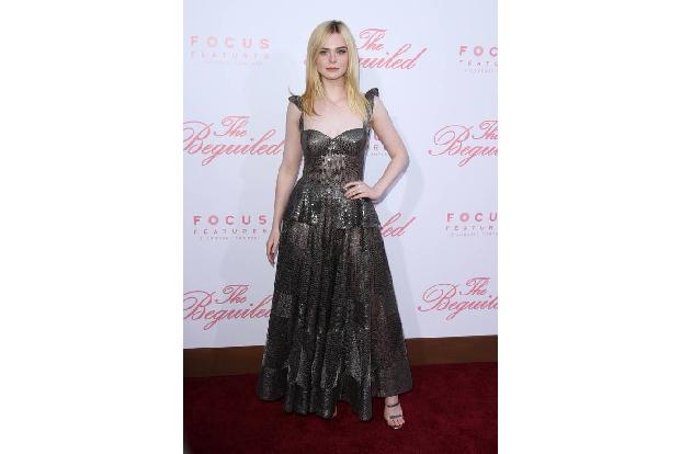 ...silber noch golden war dagegen der Entwurf von Naeem Khan, den Elle Fanning vor Kurzem zur Premiere von 'The Beguiled' wä...