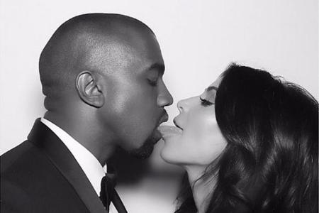 Das Zungenkuss-Foto von Kim Kardashian (35) und Kanye West (38) stammt noch aus 2014, doch in diesem Jahr teilte Kardashian ...