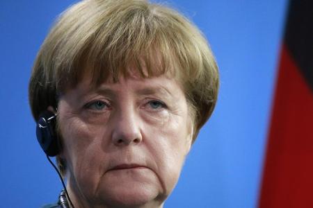 Die hängenden Mundwinkel sind nach der Raute das zweite Erkennungsmerkmal von Bundeskanzlerin Angela Merkel.
