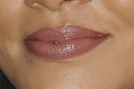 Volle und wunderschöne Lippen hat diese Schönheit.