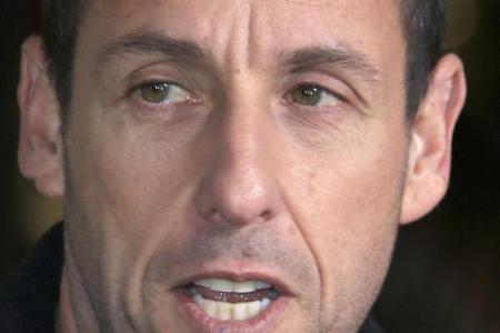 Es ist Comedian und Schauspieler Adam Sandler.