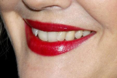 Volle rote Lippen und leicht schiefe Zähne hat wer?