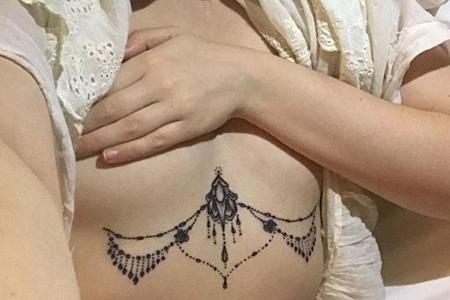 Lena Dunham hat sich Rihannas Tattoo unterhalb der Brust nachstechen lassen