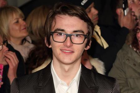 Im echten Leben ist der britische Darsteller Isaac Hempstead-Wright mit einer modischen Brille ausgestattet. Dennoch ist sof...