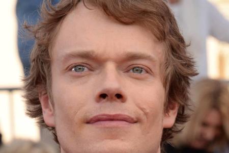 Der britische Schauspieler Alfie Allen ähnelt seiner misshandelten Serien-Figur kaum. In der Pilotfolge hatte er zwar noch s...