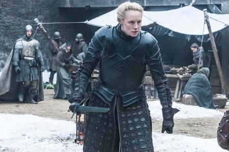 Brienne von Tarth fällt durch ihr burschikoses Aussehen auf. Sie versteht es zu kämpfen und schert sich nicht um ihre Kleide...