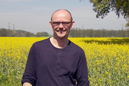 Andreas, 46, lebt in Brandenburg und hat sein Hobby zum Beruf gemacht: Seit kurzem betreibt er eine eigene Imkerei mit 120 B...