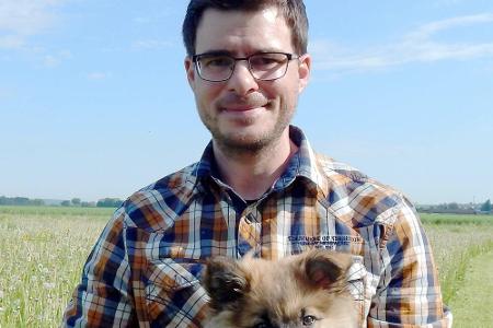Der bayerische Bio-Bauer Anton greift seinen Eltern schon von klein auf unter die Arme. Mit ihnen betreibt er einen Bio-Milc...