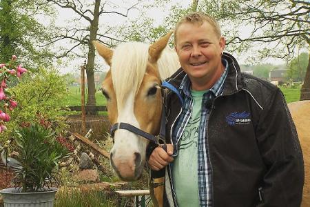 Der heitere Herbert (47) lebt in Ostfriesland. Dort teilt sich der Pferdekutscher seinen Hof mit den verschiedensten Tieren,...