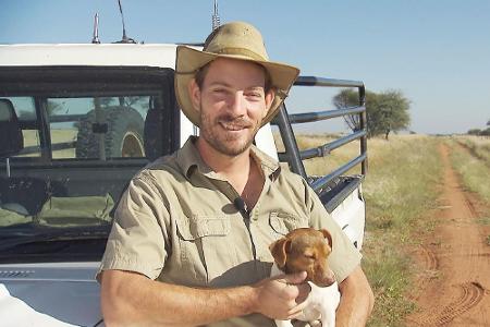 Auch in Afrika wird nach der Liebe gesucht! Der gutaussehende Gerald lebt in Namibia. Dort züchtet er auf 15.000 Hektar Rind...