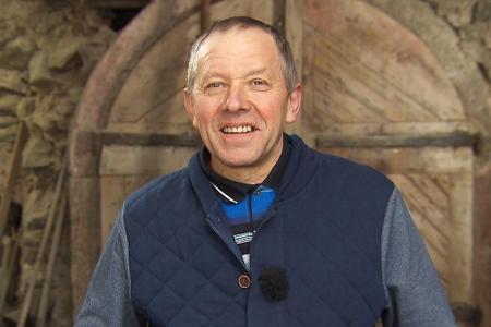 Klaus ist ein wahres Multitalent. Der herzliche Hesse hat nicht nur einen Milchviehbetrieb, sondern versorgt auch einige Tie...