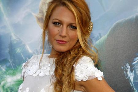 Der lockere Fischgräten-Zopf von Blake Lively würde sich gut zum Dirndl machen - und in der Hand hält man dann am besten ein...