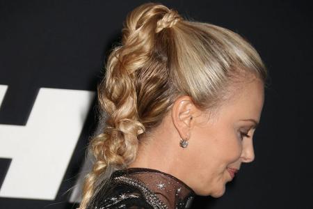 Charlize Theron zeigt hingegen eine Variante für lange Haare mit Pferdeschwanz und einem dicken Zopf im Undone-Style