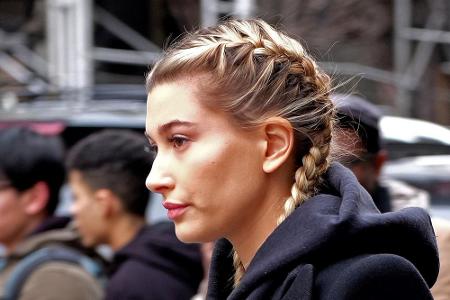 Klassisch trifft modern: Auch die Trend-Frisur von Hailey Baldwin lässt sich mit Tracht kombinieren. Die sogenannten Boxer-B...