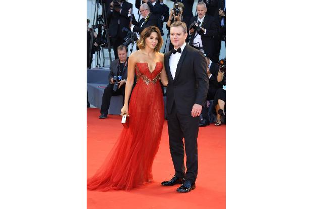 ...Matt Damon und seiner Frau Luciana Barroso waren die Looks fast nebensächlich, so verliebt wirkten die beiden auf dem rot...