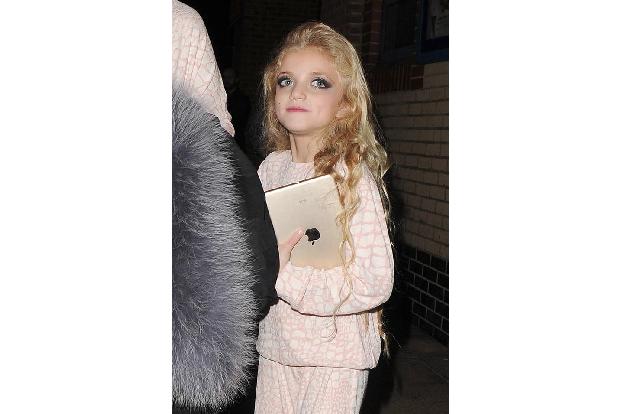 ...kaum, dass Katie Price ihre kleine Tochter mit diesem grausigen Make Up aus dem Haus gehen ließ. Naja, immerhin schien...