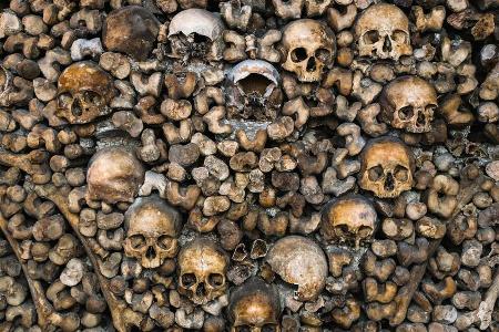 Kunst aus Knochen - hier haben die Totengräber die Schädel herzförmig angeordnet