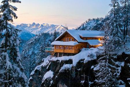 Die Dolomitenhütte thront spektakulär auf einem Felsvorsprung