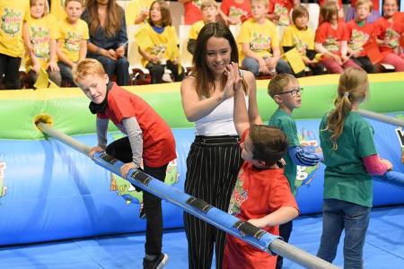 ...Kids jede Menge Spaß zu haben. Ob in diesem Riesen-Kicker nur die süßen Kleinen auf ihre Kosten kamen? Denn es schien so,...