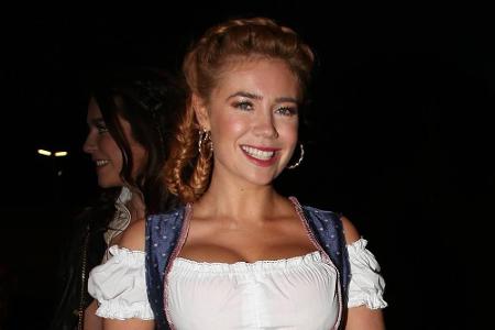 Palina Rojinski feierte dagegen eine bezaubernde Wiesn-Premiere. Fast schon etwas züchtig wirkte ihr Ensemble, da sie auf ei...