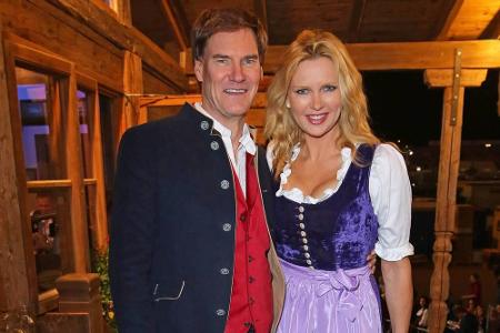 Schauspielerin Veronica Ferres kam zwar in einem klassisch geschnittenen Dirndl zur Wiesn. Den Stoff, lila Samt, sieht man d...