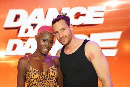 Das Model Aminata Sanogo (l.) sowie Schauspieler und Model Marc Eggers