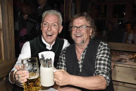 Scooter-Frontmann H.P. Baxxter und Martin Krug feierten die Eröffnung in Käfers Wiesn-Schenke.