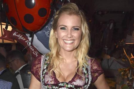 Moderatorin Jennifer Knäble präsentierte stolz ihr fesches Dirndl.