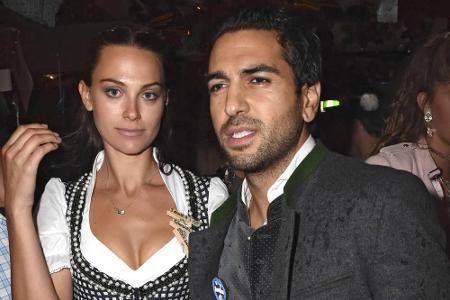 Nachdem er mit seinen Freunden zuerst im Schützenzelt war, ließ Elyas M'Barek den ersten Wiesn-Abend mit Freundin Julia ausk...