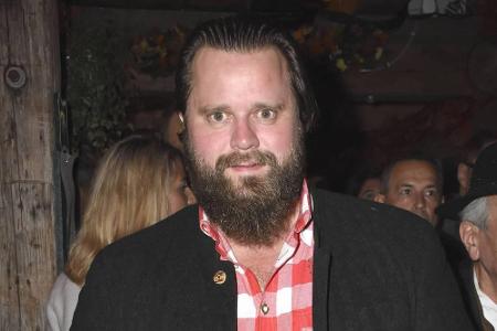 Schauspieler Antoine Monot Jr. feierte den Wiesn-Start in einem rot-weiß karierten Hemd.