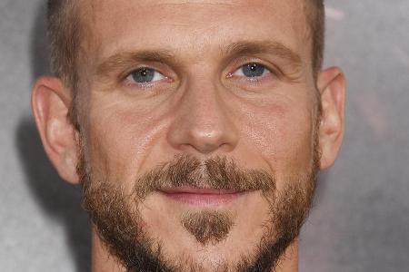 Gustaf Skarsgård hat es sich im Serien-Genre gemütlich gemacht