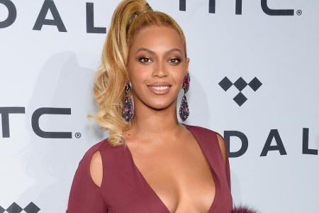 Viele Schlagzeilen kassierte Beyoncé (34) im Oktober mit diesem Mega-Ausschnitt. Dass hier nichts heraus purzelte, grenzte f...