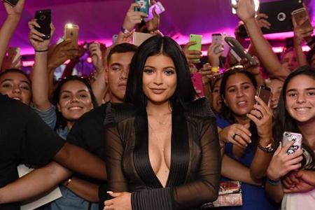 Bei der Eröffnung der Sugar Factory in Miami entzückte Kylie Jenner (18) mit diesem makellosen Dekolleté. 