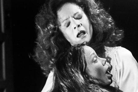 Sissy Spacek als Carrie und Piper Laurie als Margaret White in 