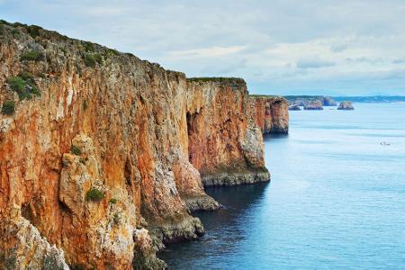 Die Algarve ist eine sehr vielfältige Region an der portugiesischen Südküste. Am Meer wechseln sich schroffe Fels-Abschnitte...